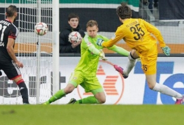 VIDEO: Ghi bàn ở phút 90+4 - Thủ môn của Augsburg sắm vai người hùng